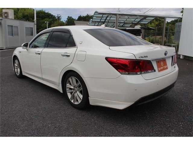 CROWN sedan hybrid