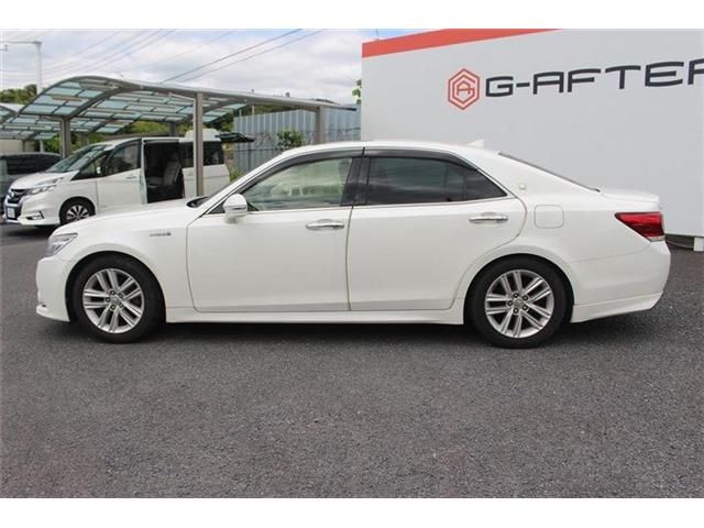 CROWN sedan hybrid