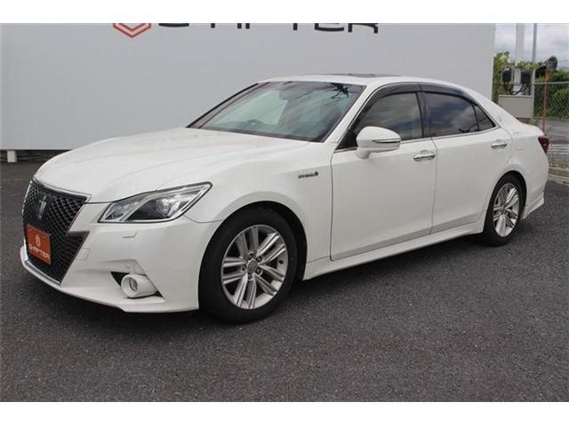 CROWN sedan hybrid
