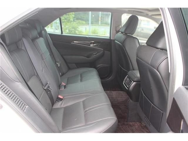 CROWN sedan hybrid