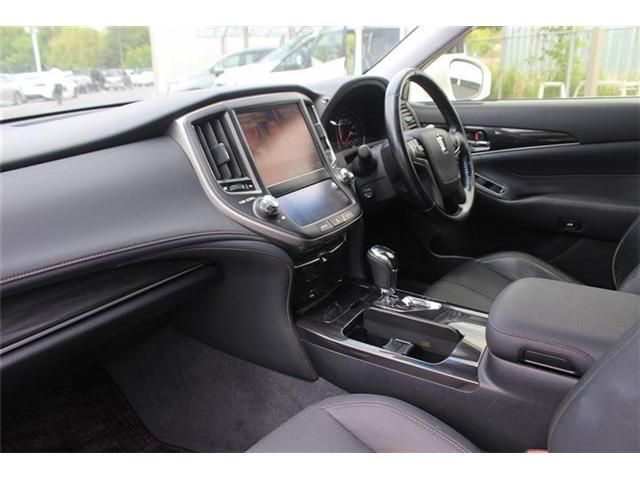 CROWN sedan hybrid