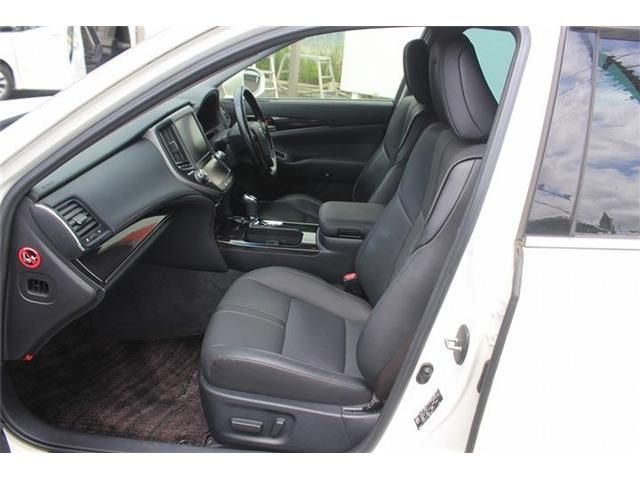 CROWN sedan hybrid