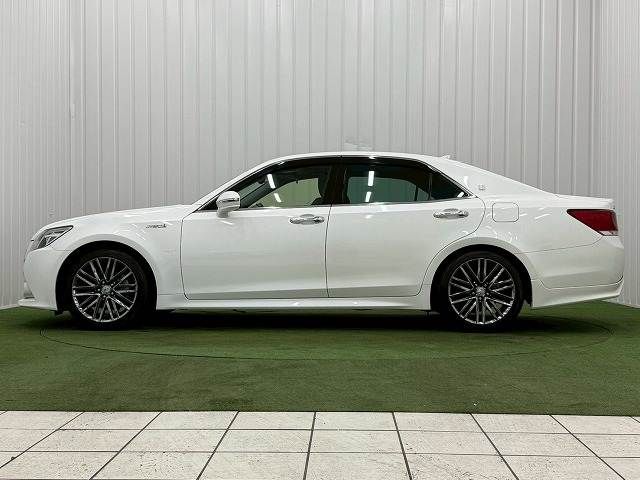 CROWN sedan hybrid
