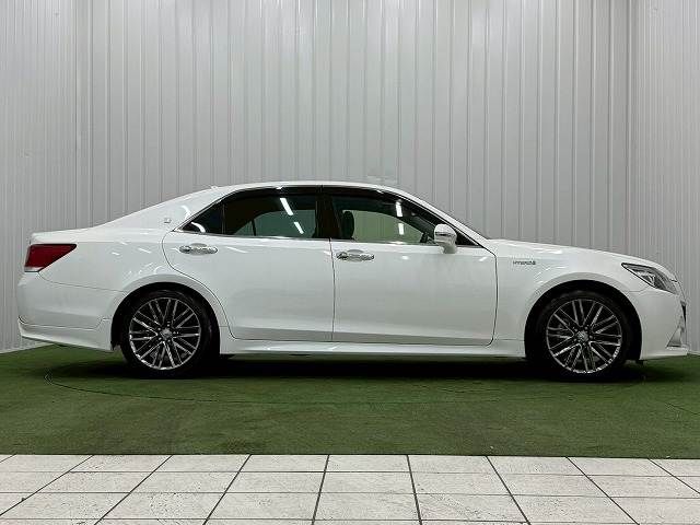 CROWN sedan hybrid
