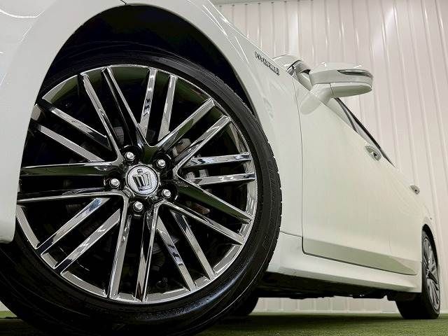 CROWN sedan hybrid