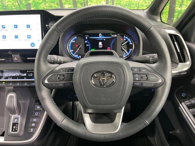 VOXY HYBRID