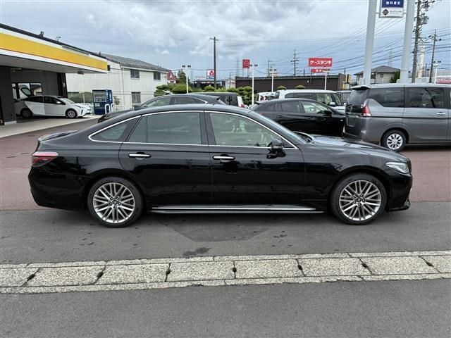 CROWN sedan hybrid