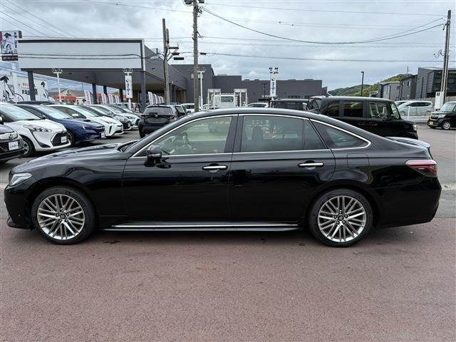 CROWN sedan hybrid