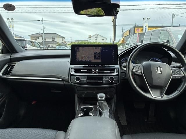 CROWN sedan hybrid