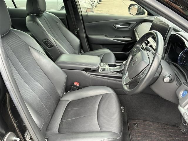 CROWN sedan hybrid