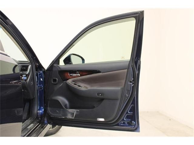 CROWN sedan hybrid 4WD