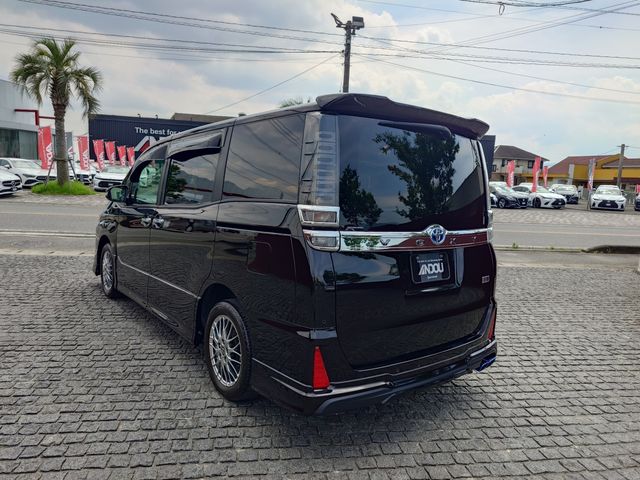VOXY HYBRID