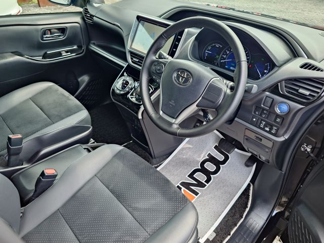 VOXY HYBRID