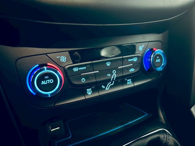 FORD FOCUS hatchback