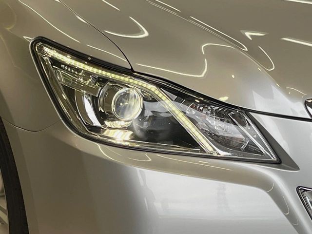 CROWN sedan hybrid
