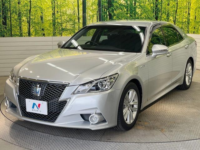 CROWN sedan hybrid
