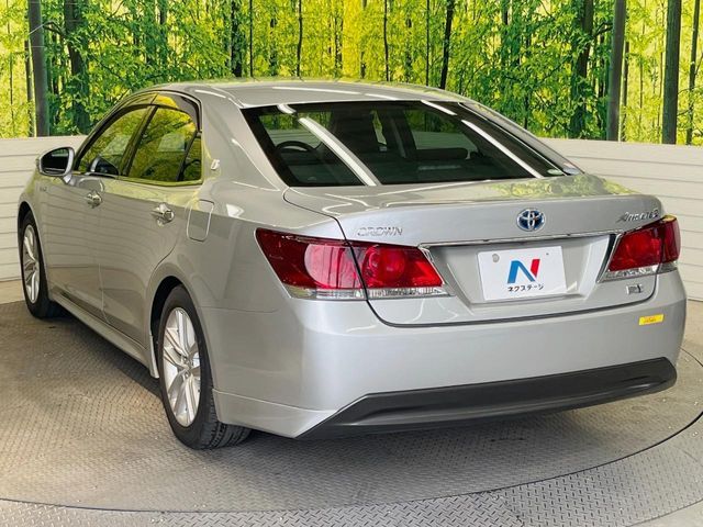 CROWN sedan hybrid