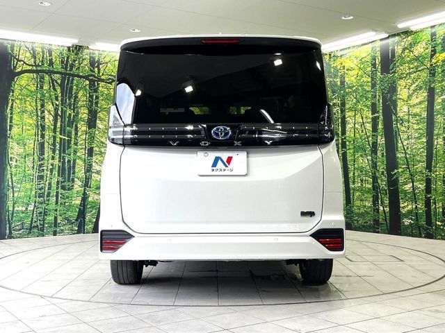 VOXY HYBRID 4WD