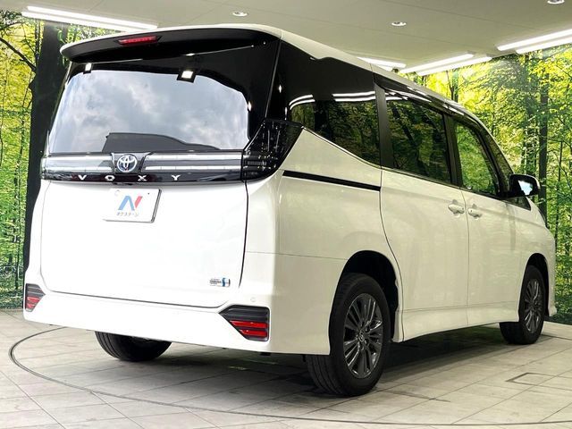 VOXY HYBRID 4WD