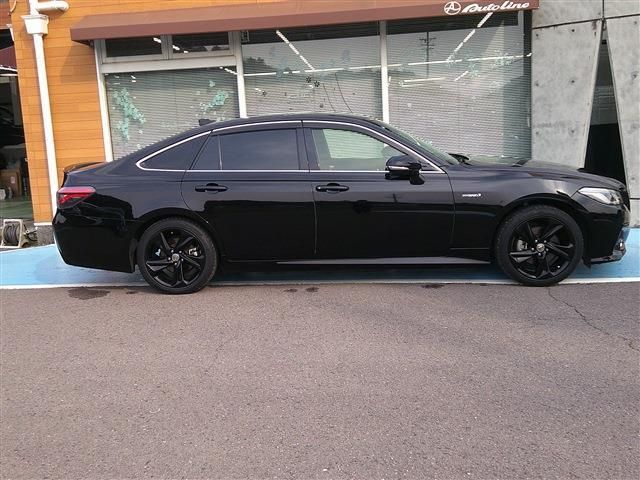 CROWN sedan hybrid