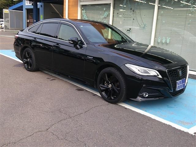 CROWN sedan hybrid