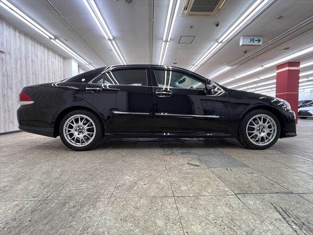 CROWN sedan