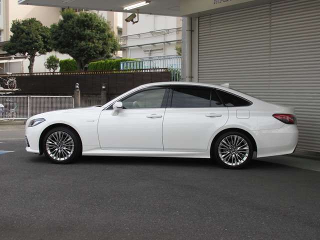 CROWN sedan hybrid