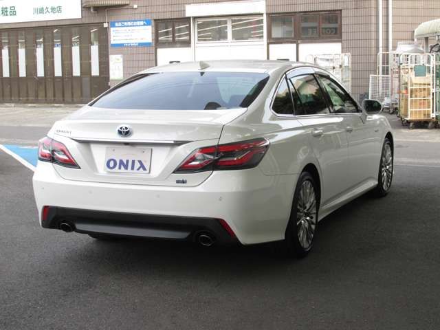 CROWN sedan hybrid