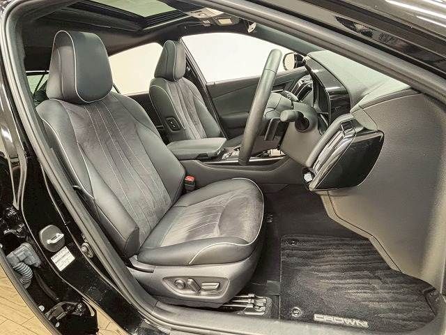 CROWN sedan hybrid