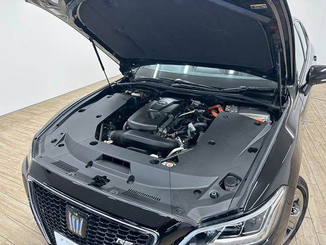 CROWN sedan hybrid