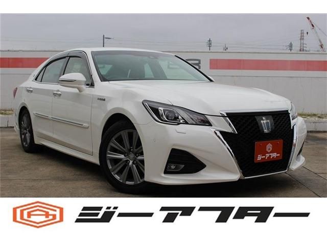 CROWN sedan hybrid