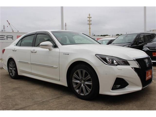 CROWN sedan hybrid