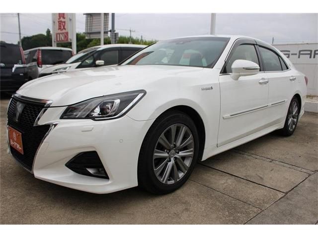 CROWN sedan hybrid