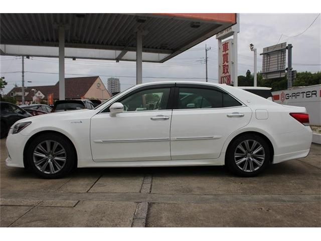 CROWN sedan hybrid