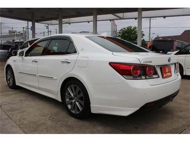CROWN sedan hybrid
