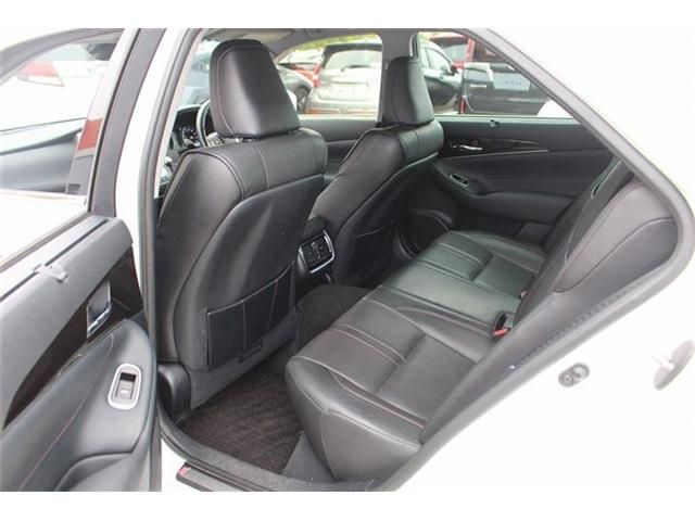 CROWN sedan hybrid