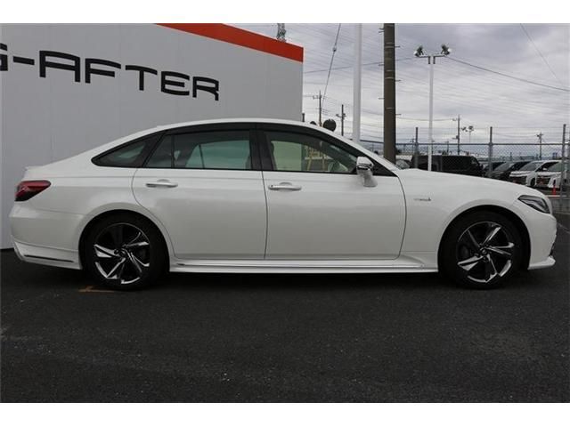 CROWN sedan hybrid