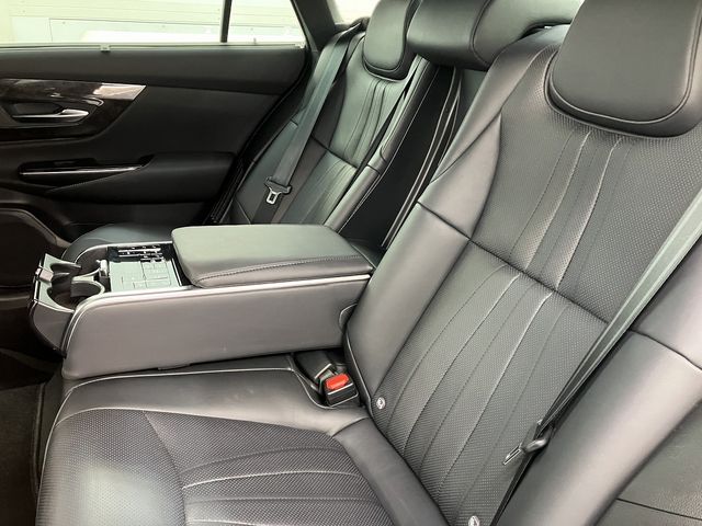 CROWN sedan hybrid 4WD