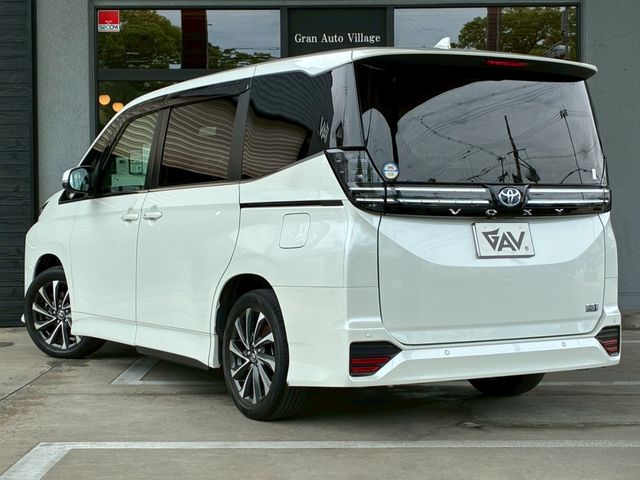 VOXY HYBRID
