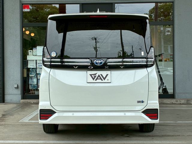 VOXY HYBRID