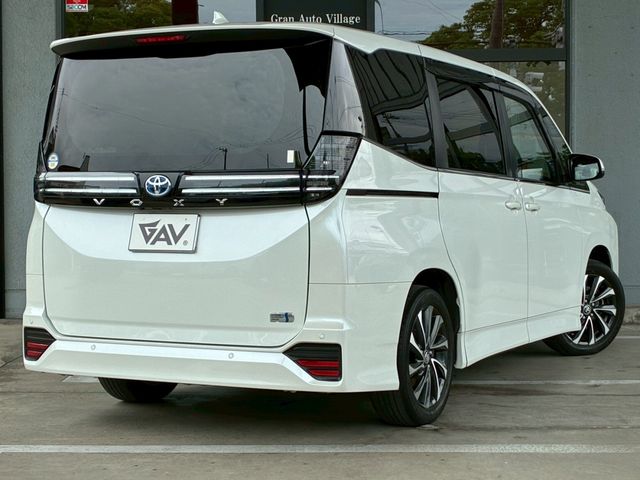 VOXY HYBRID