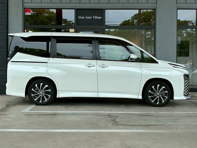 VOXY HYBRID
