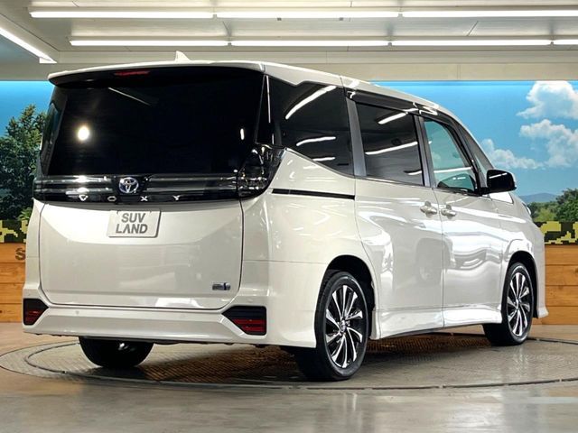 VOXY HYBRID