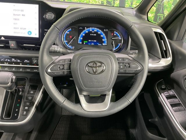 VOXY HYBRID