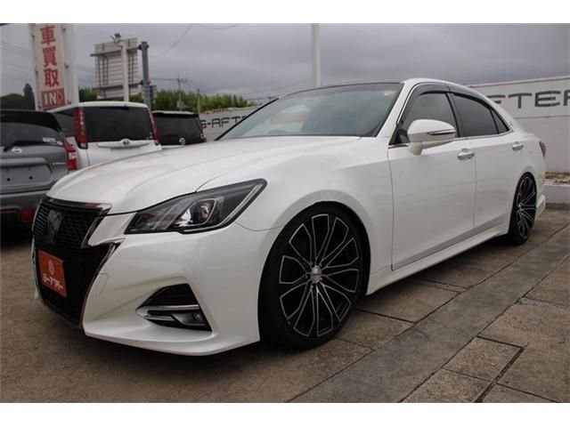 CROWN sedan