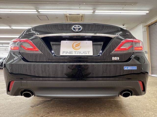 CROWN sedan hybrid
