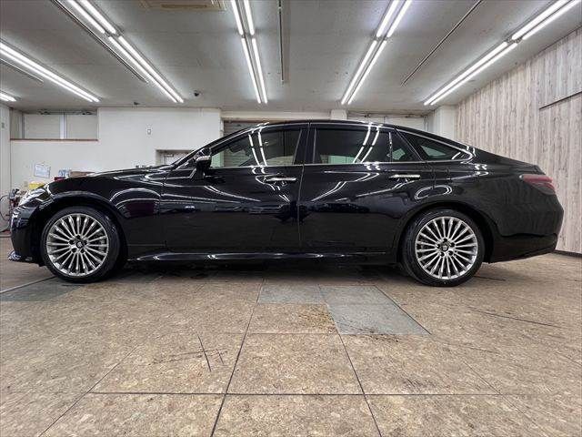 CROWN sedan hybrid