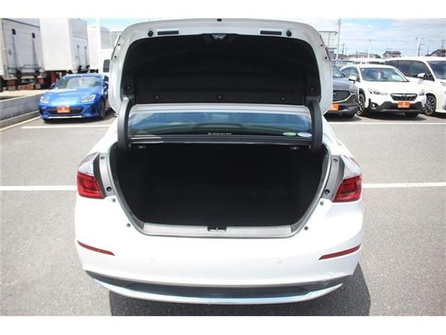 INSIGHT sedan