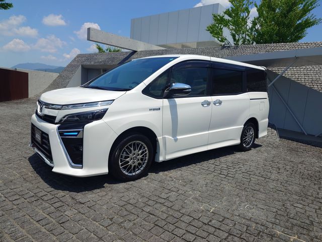 VOXY HYBRID