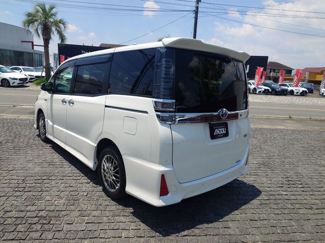VOXY HYBRID